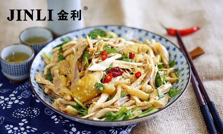 集成灶十大品牌金利：廚房洗碗槽選擇單槽還是雙槽？ 在房屋裝修中，廚房的裝修是很重要的，因為它關(guān)系到我們吃的問題；但很多同學(xué)裝修完廚房，用了一個月才發(fā)現(xiàn)經(jīng)常出現(xiàn)一些設(shè)計問題！下面就帶大家一起來看看這些常見的問題。  廚房洗碗槽選單槽還是雙槽？ 廚房的洗碗槽，分為單槽和雙槽。如果你喜歡東西分開洗的話，選擇雙槽會比較好，因為兩邊可以同時一起洗不同的東西，這樣可以節(jié)省一點時間也可以避免一些細菌的相互感染，更加的實用。  可能有的人也會認(rèn)為單槽使用更加方便，還節(jié)省空間，但是雙槽在處理菜品方面，會更加的健康衛(wèi)生，而且一些垃圾處理器，也只有雙槽也能夠安裝。?當(dāng)然價格也是我們要考慮的一個問題，雙槽的肯定會比單槽的貴一點，這個是毋庸置疑的事，不過價格也不會相差很多。?  櫥柜臺面沒有做擋水沿 不要小看了臺面前邊的擋水條，它可以避免臺面上的水濺到地上或者你身上，很多人裝修定制臺面的時候沒有想到這點，做完飯地上一地的水，既難收拾，也不安全。  櫥柜下方?jīng)]有做櫥柜踢腳板 櫥柜一般都不會設(shè)置成直接接觸地面，通常它都會做成懸空的設(shè)計，那么在櫥柜完成以后，櫥柜就是懸空的了，底下一部分露出一截。  可能就有朋友覺得難看，于是會裝上一個擋板擋住，這個擋板就叫踢腳板。其實它的作用也是防止櫥柜底部摩擦刮花，延長櫥柜的使用壽命。我們一般常見的櫥柜踢腳板，有不銹鋼、板材、PVC等材質(zhì)，裝上后能有效的阻擋水分。  而且裝上踢腳板的櫥柜，跟地面的貼合度更高，基本上不留縫隙，一些蟑螂等爬蟲，也無法進入櫥柜內(nèi)，作用還是挺大的，所以大家如果是準(zhǔn)備安裝櫥柜，建議還是裝上踢腳板呢。?  廚房收納沒有規(guī)劃設(shè)計好 廚房的收納問題一直是大家關(guān)心的話題，收納規(guī)劃得不好的話，每次做晚飯廚房就跟戰(zhàn)場一樣，一片狼藉。不說吃飯了，就連做飯的人心情都會變得不好。  吊柜不可少：廚房的空間本來就有限，如果增加收納架就會顯得更加擁擠，所以廚房里面吊柜可不能少，時間長了就會知道吊柜的重要性了，可以把廚房里面的雜物放在吊柜里面。  以上四點，在廚房裝修的時候都很容易被大家忽略！所以有裝修需求的小伙伴一定要好好收藏這篇文章啦！
