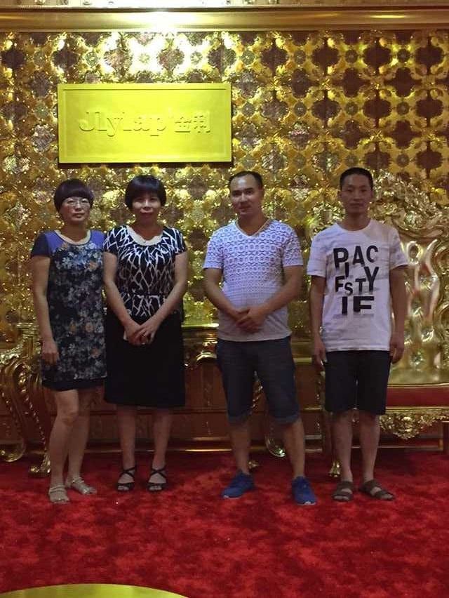 金利集成灶簽約經(jīng)銷商和公司領(lǐng)導(dǎo)合影
