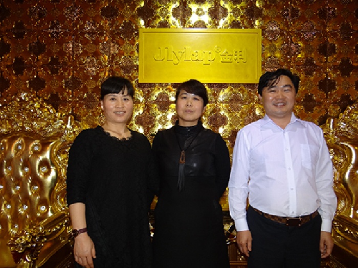 金利集成灶董事長(zhǎng)與簽約經(jīng)銷商合影